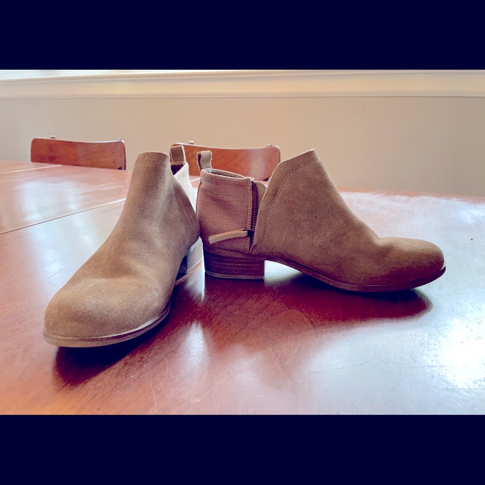 TOMS Suede Beige / Tan Ankle Boots - Size 8 - Excellent Condition! 👢
